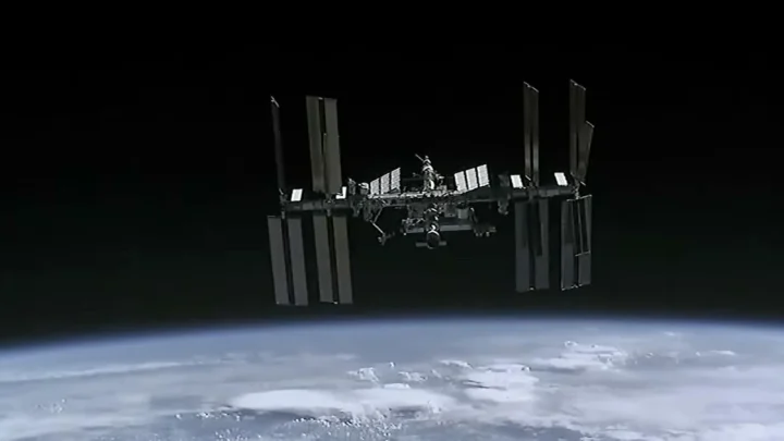 Space station crew briefly moves to “safe haven” amid concerns over leaks
