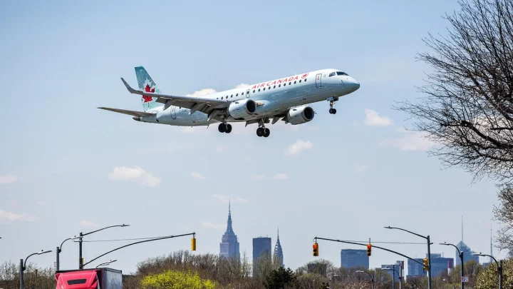 Air Canada pilot accused of flying over 900 flights without valid license: “Like a movie script”