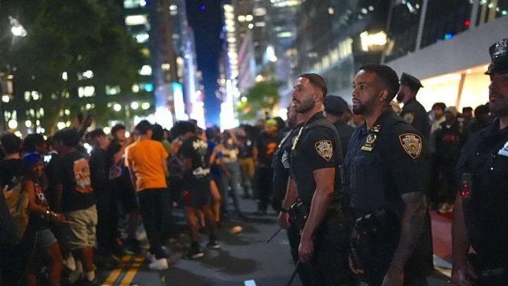 New Yorker confronts unruly Knicks fans: “This is our city”