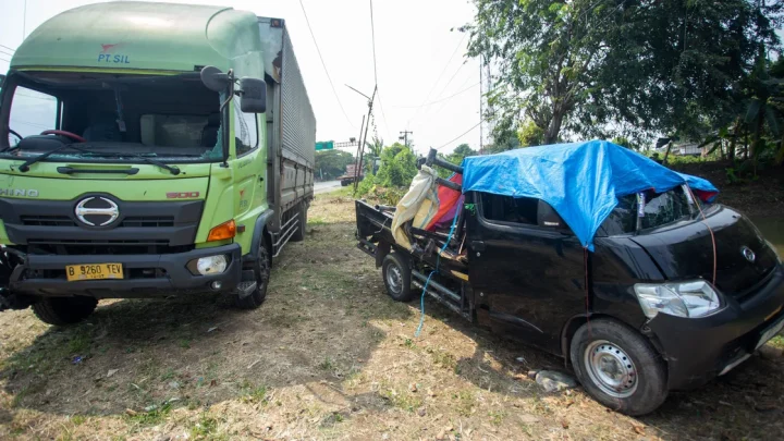 Truck carrying wedding guests hit on Indonesia highway, killing 13, police say
