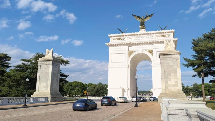 Trump’s proposed arch needs structural revisions to earn final approval, planning commission says