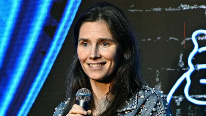 Amanda Knox’s comedy show in U.K. faces criticism from murdered British roommate’s family