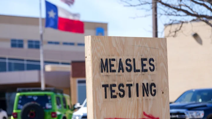As measles outbreaks grow in the U.S., maps and charts show a record number of cases
