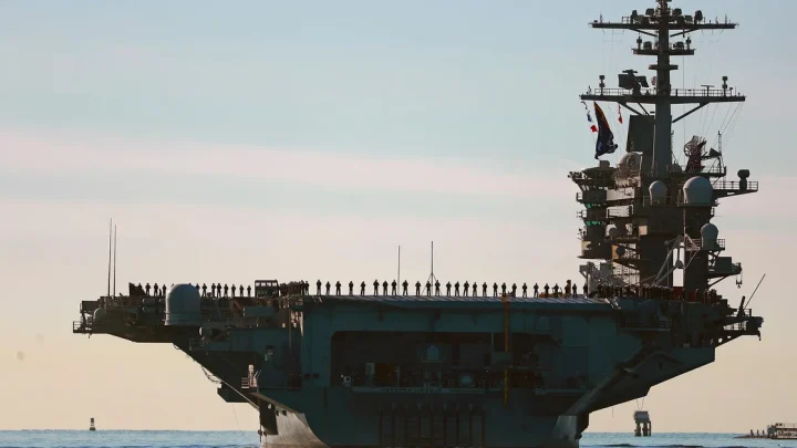 CENTCOM commander tries to assuage concerns about USS Abraham Lincoln with visit to carrier