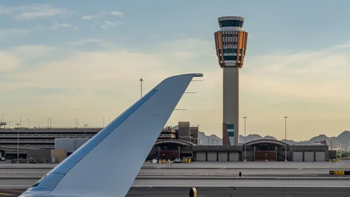 Phoenix air traffic controller saves day when 2 American Airlines flights with same call number converge: “Pretty incredible”