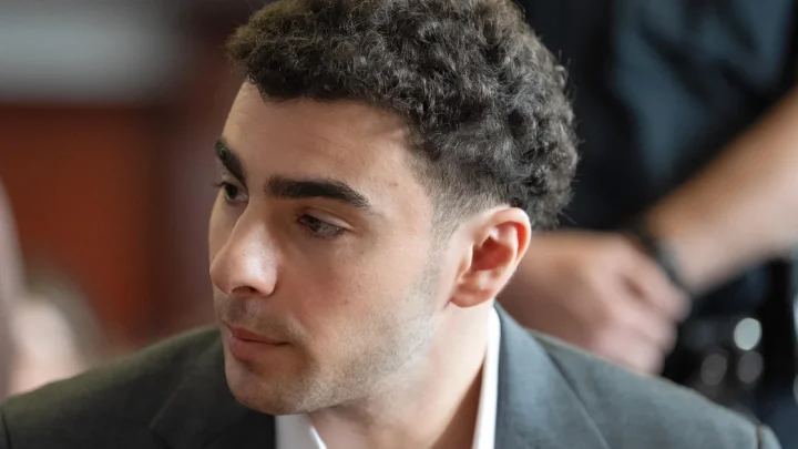 Luigi Mangione in discussions about possible guilty plea in federal case, sources tell CBS News